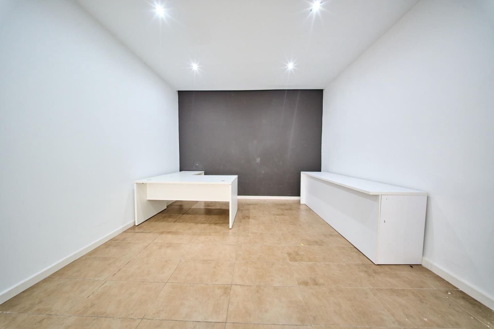 Komercyjne na sprzedaż w Miasto Grenada - 219 900 € (Ref: 9952797)
