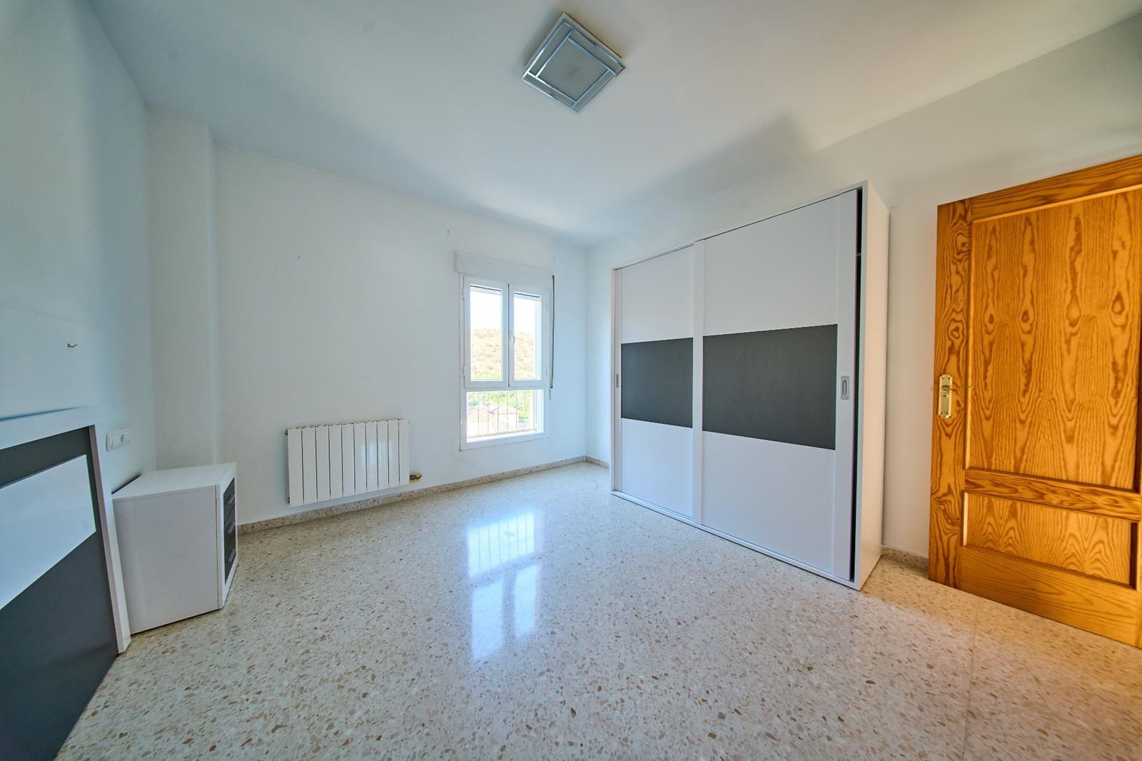 3 bedroom Flat for sale in Granada city with garage - € 245,000 (Ref: 9966791)