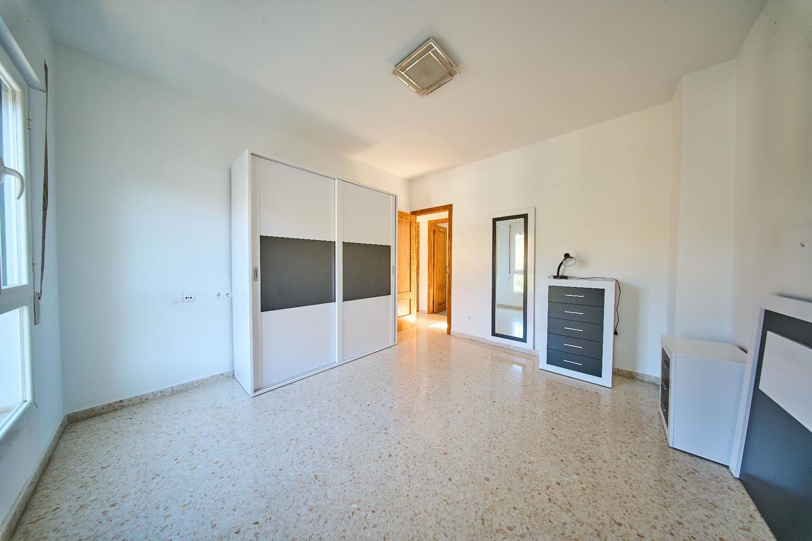 3 bedroom Flat for sale in Granada city with garage - € 245,000 (Ref: 9966791)