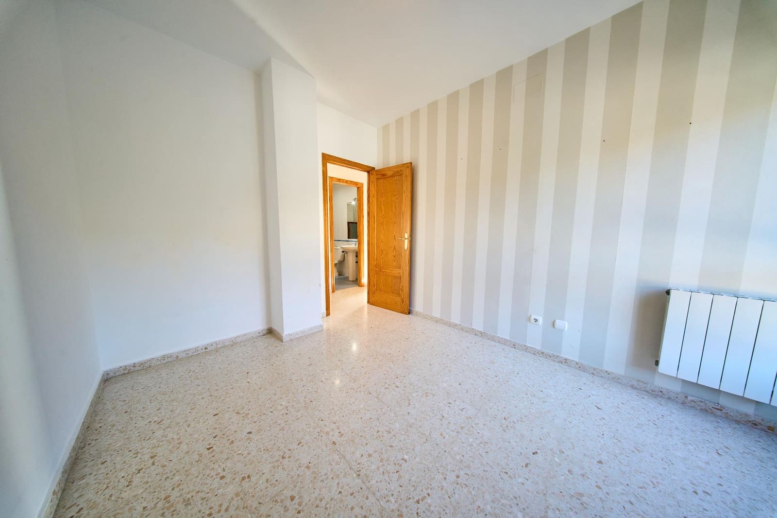 3 bedroom Flat for sale in Granada city with garage - € 245,000 (Ref: 9966791)