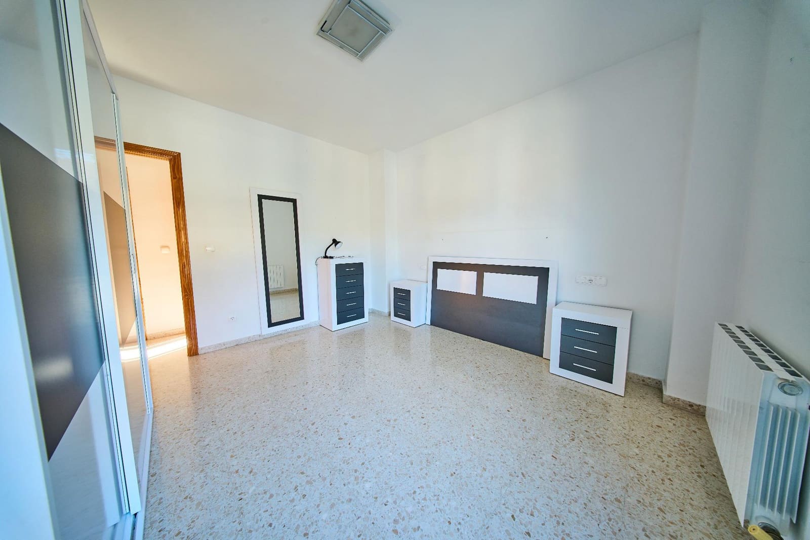 3 bedroom Flat for sale in Granada city with garage - € 245,000 (Ref: 9966791)