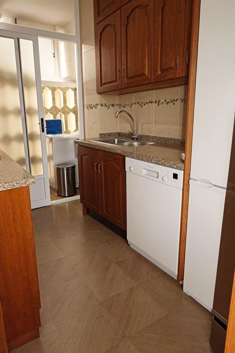 3 bedroom Flat for rent in Granada city - € 800 (Ref: 9967852)