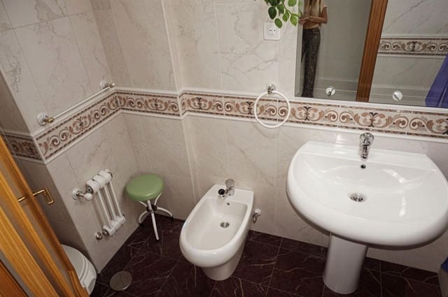 3 soveværelse Lejlighed til leje i Granada by - € 800 (Ref: 9967852)
