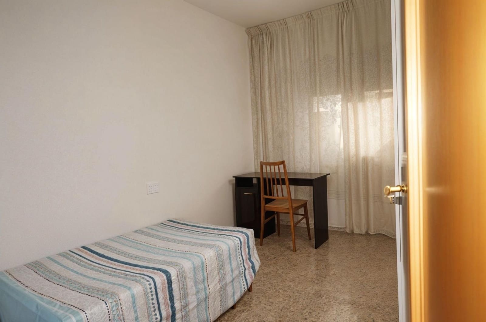 3 bedroom Flat for rent in Granada city - € 800 (Ref: 9967852)