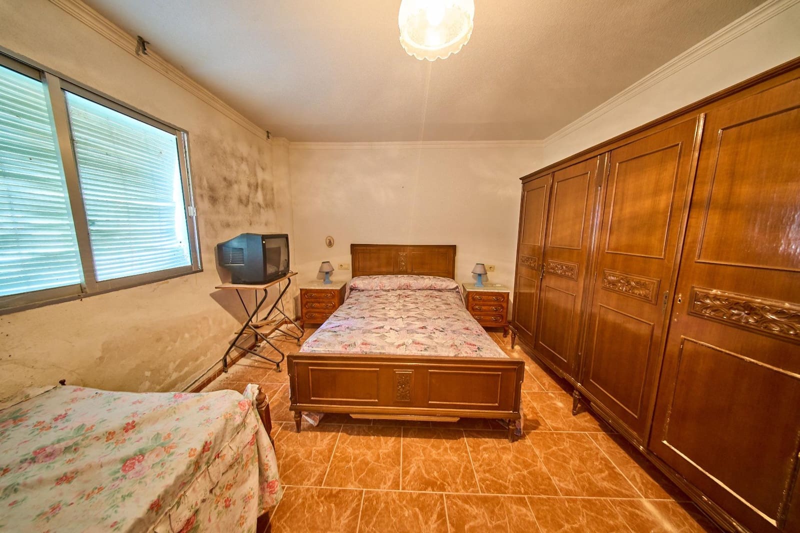 5 bedroom Finca/Country House for sale in Moraleda de Zafayona - € 180,000 (Ref: 9975598)
