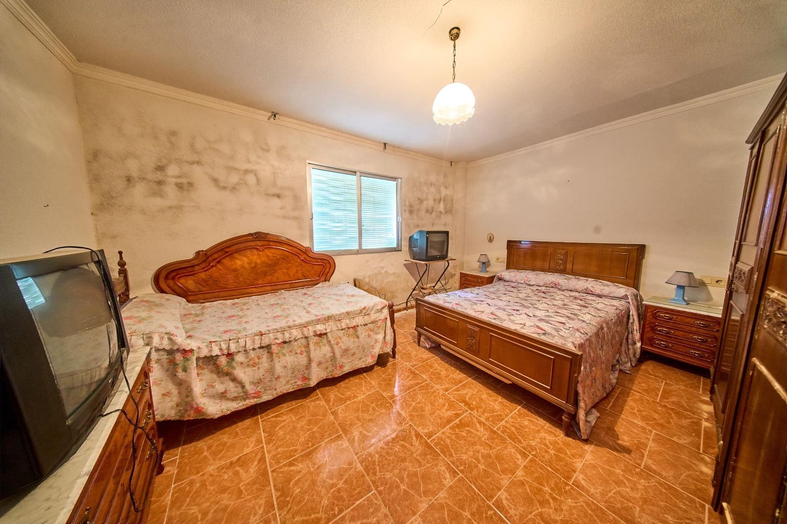 5 bedroom Finca/Country House for sale in Moraleda de Zafayona - € 180,000 (Ref: 9975598)