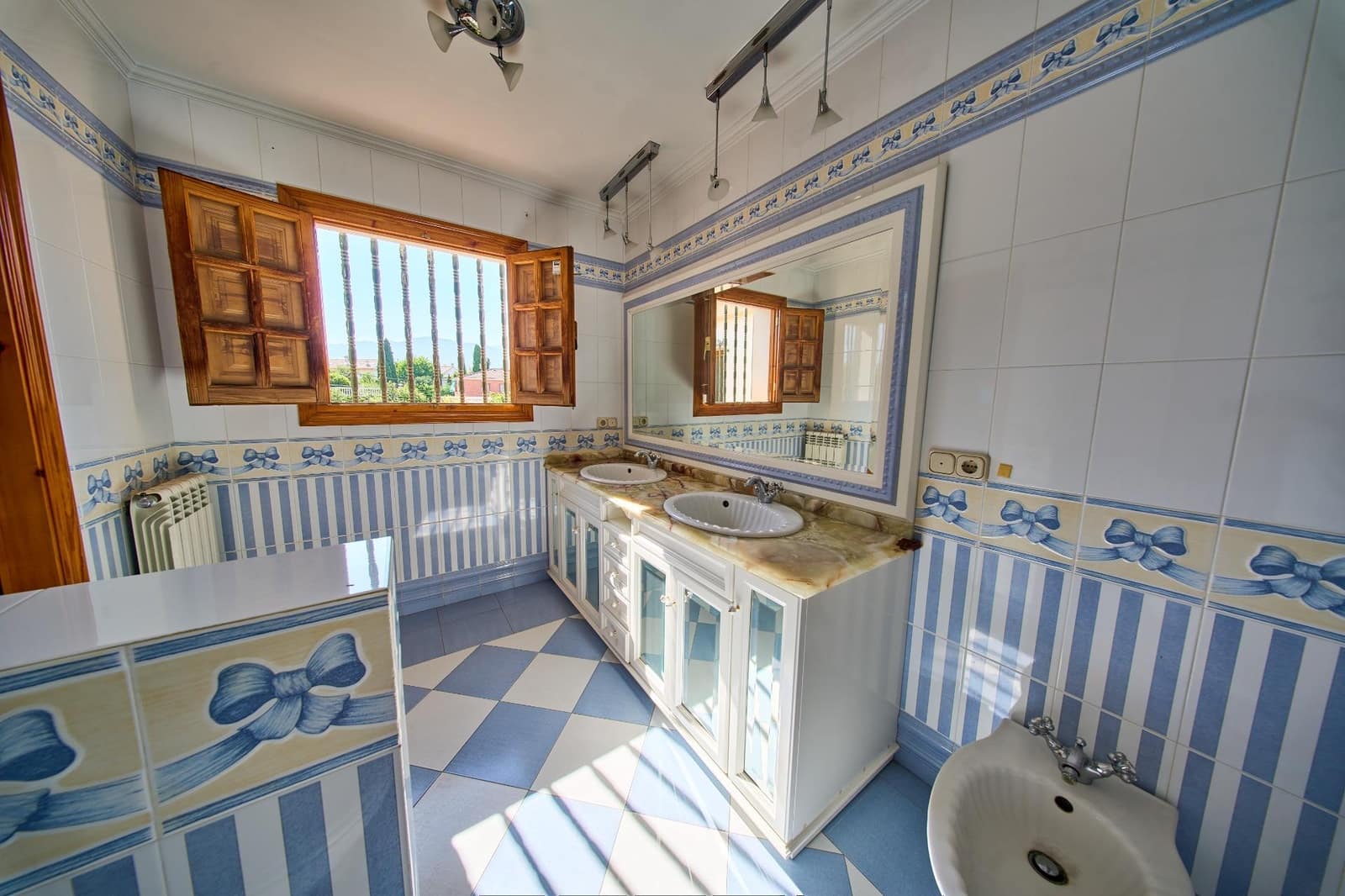 5 sypialnia Willa na sprzedaż w Ogijares z basenem - 420 000 € (Ref: 9977480)