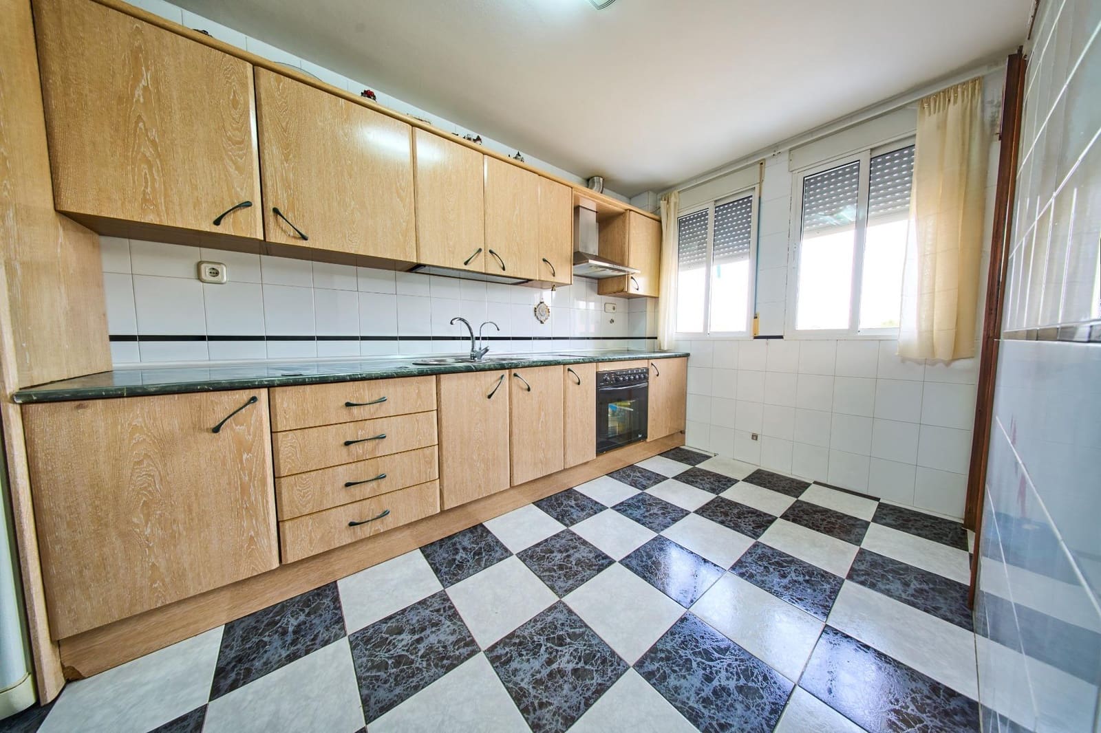 Adosado de 3 habitaciones en Fuente Vaqueros en venta con garaje - 178.500 € (Ref: 9979036)