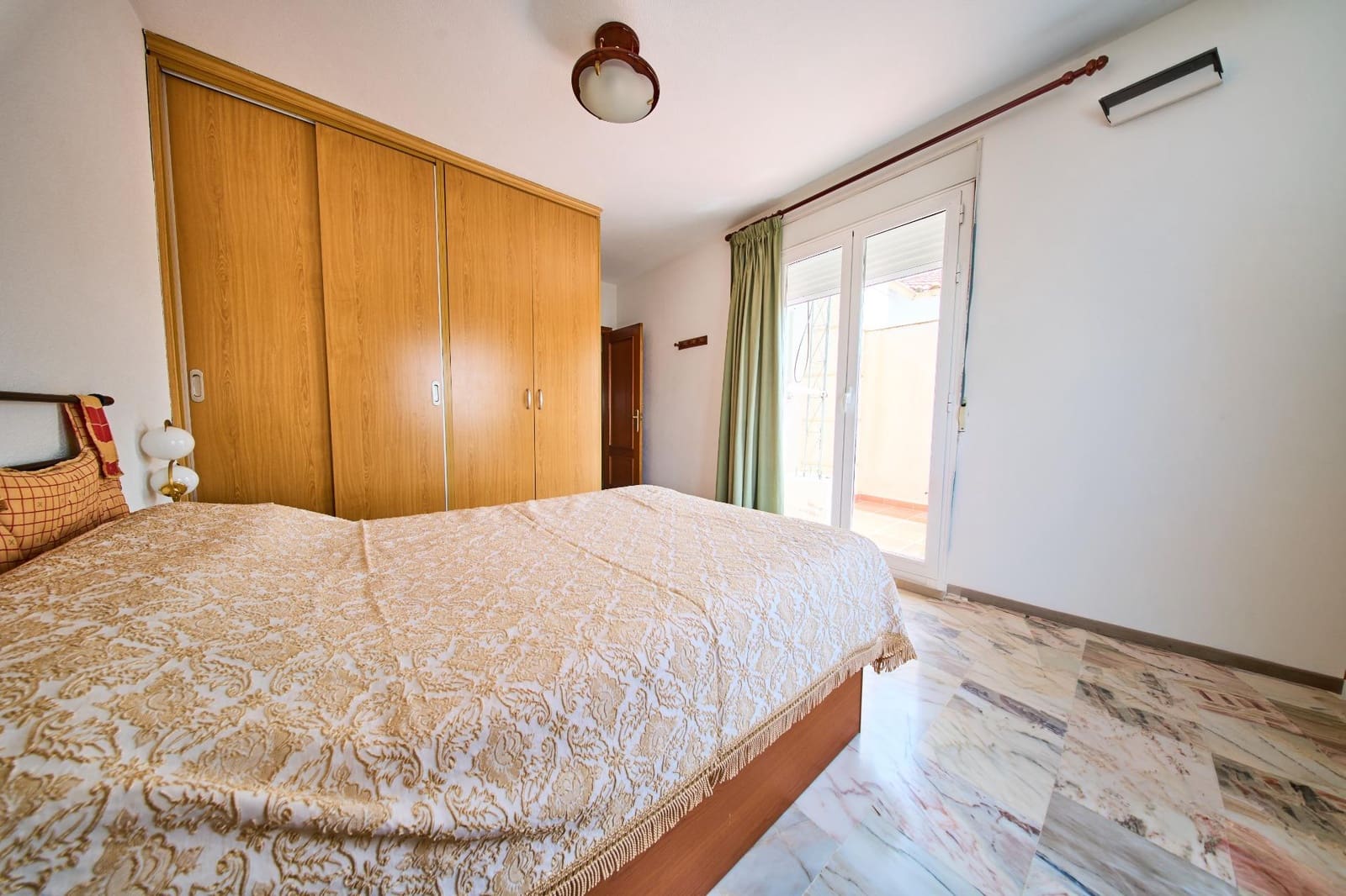 Adosado de 3 habitaciones en Fuente Vaqueros en venta con garaje - 178.500 € (Ref: 9979036)