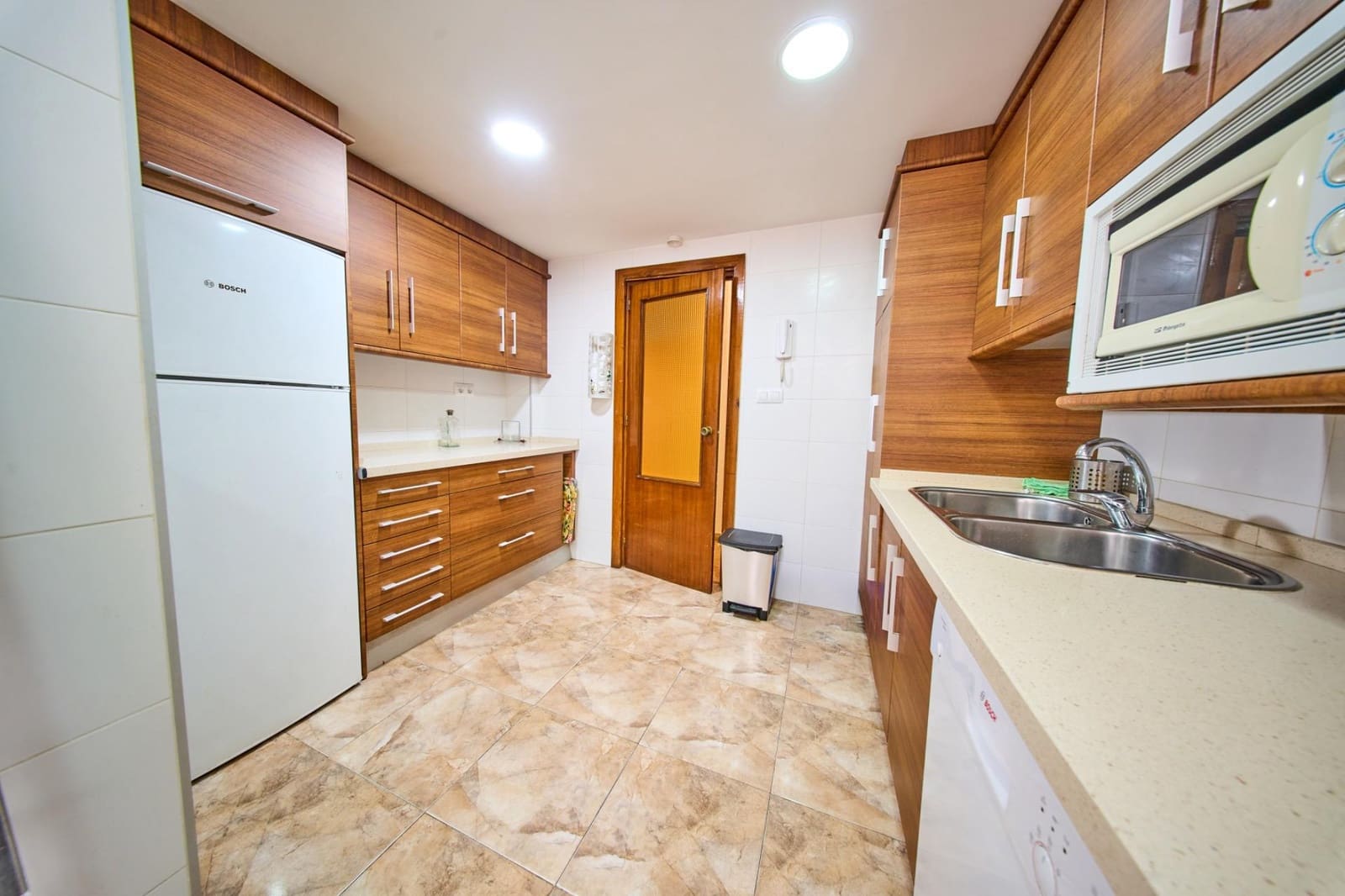 4 camera da letto Appartamento da affittare in Granada citta con garage - 1.100 € (Rif: 9979037)