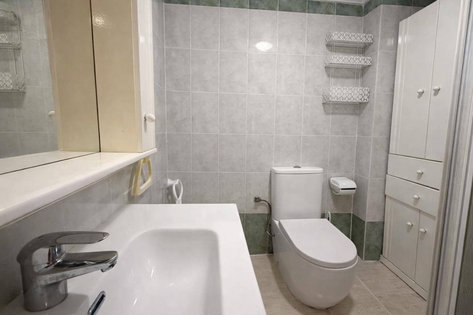 2 bedroom Apartment for sale in Torrevieja with pool - € 136,900 (Ref: 9744155)