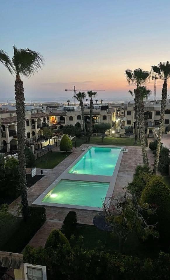 Bungalow de 2 habitaciones en Torrevieja en venta con piscina - 189.000 € (Ref: 9813353)