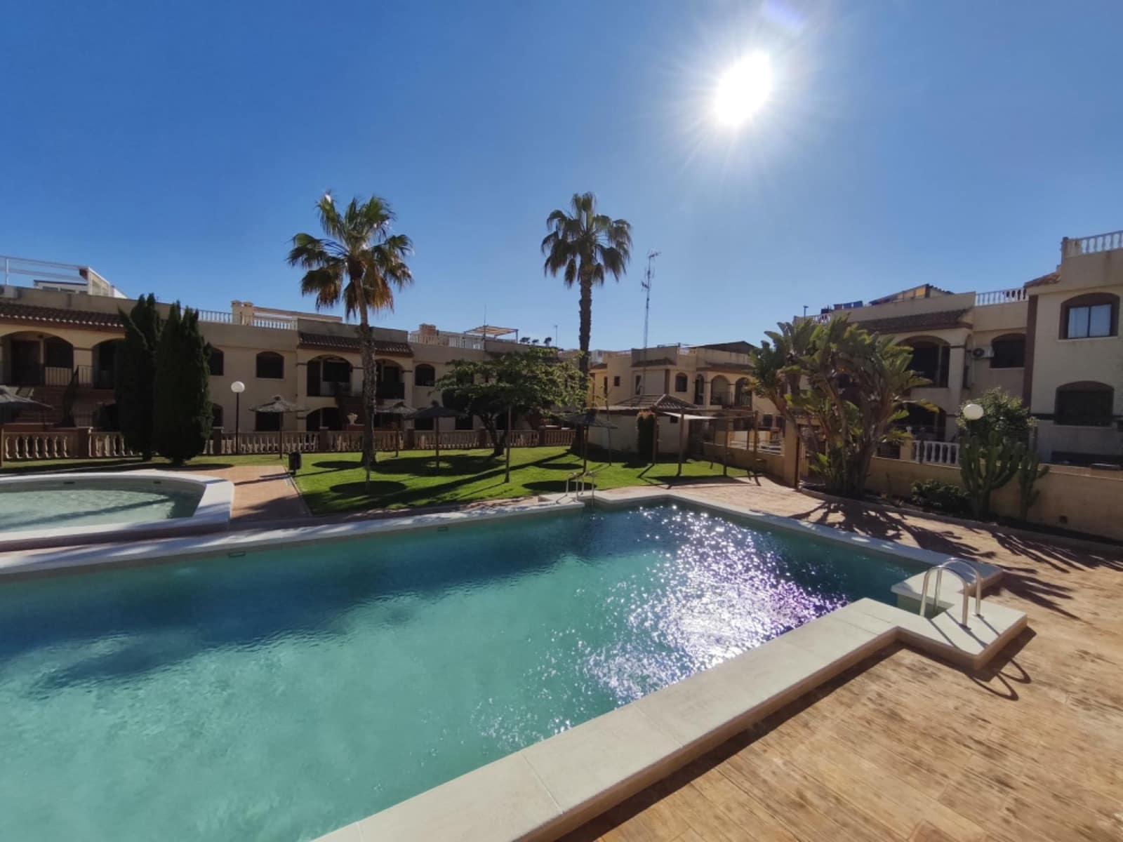 Bungalow de 2 habitaciones en Torrevieja en venta con piscina - 189.000 € (Ref: 9813353)