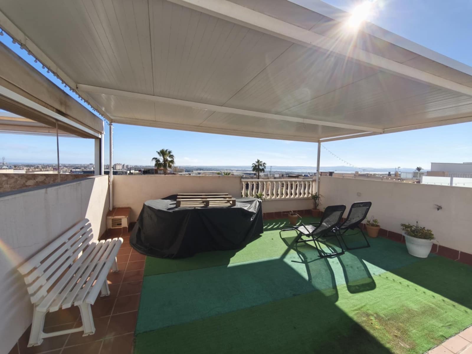 Bungalow de 2 habitaciones en Torrevieja en venta con piscina - 189.000 € (Ref: 9813353)