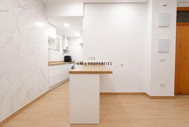 4 quarto Apartamento para arrendar em L'Eixample, Valência cidade - 1 750 € (Ref: 10008119)