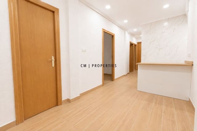 4 quarto Apartamento para arrendar em L'Eixample, Valência cidade - 1 750 € (Ref: 10008119)