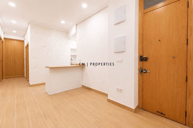 4 quarto Apartamento para arrendar em L'Eixample, Valência cidade - 1 750 € (Ref: 10008119)