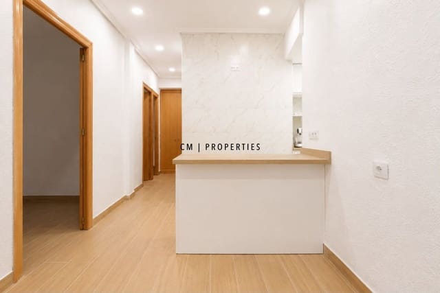 4 quarto Apartamento para arrendar em L'Eixample, Valência cidade - 1 750 € (Ref: 10008119)