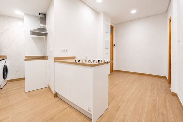 4 quarto Apartamento para arrendar em L'Eixample, Valência cidade - 1 750 € (Ref: 10008119)