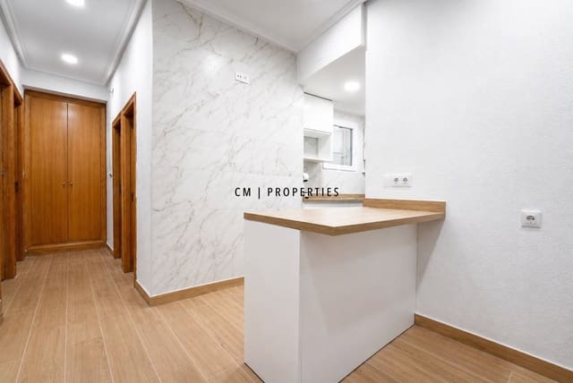 4 quarto Apartamento para arrendar em L'Eixample, Valência cidade - 1 750 € (Ref: 10008119)
