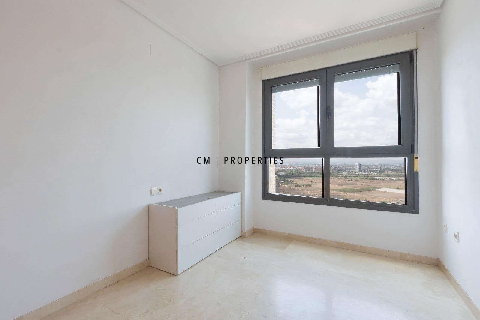 2 bedroom Flat for rent in Valencia city with pool garage - € 2,000 (Ref: 10009471)