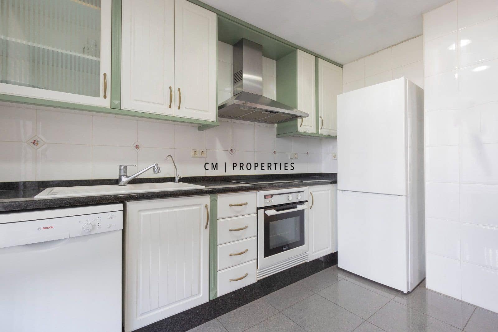 2 bedroom Flat for rent in Valencia city with pool garage - € 2,000 (Ref: 10009471)