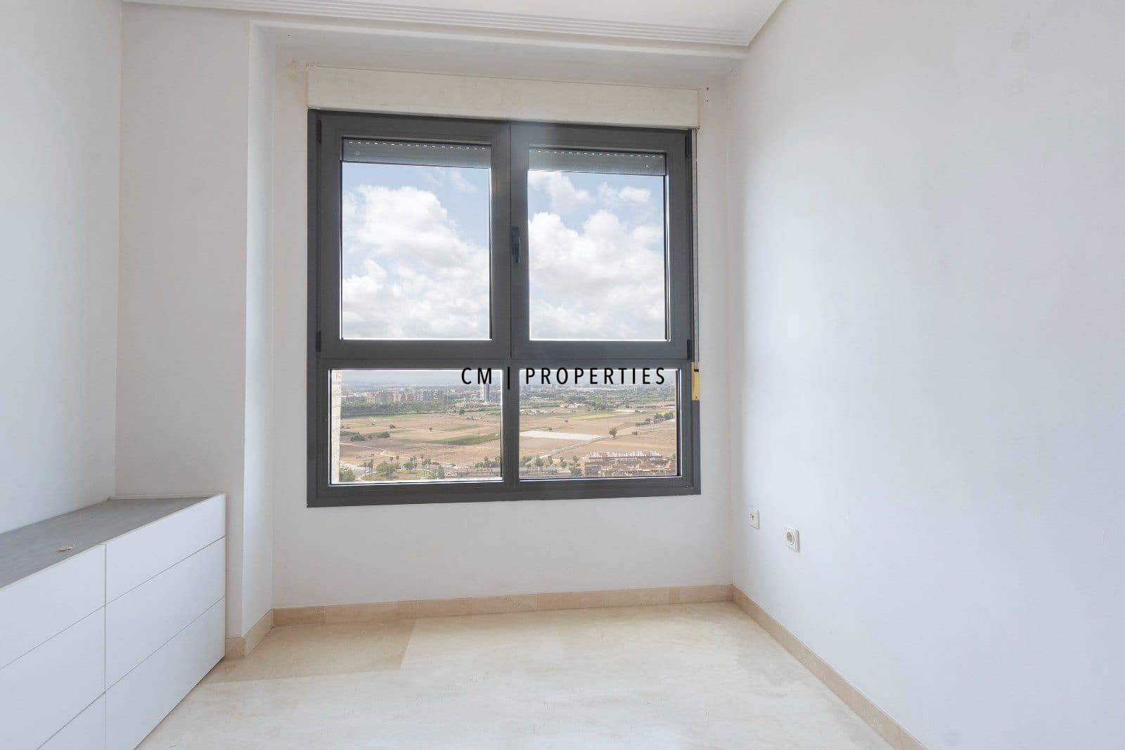 2 bedroom Flat for rent in Valencia city with pool garage - € 2,000 (Ref: 10009471)