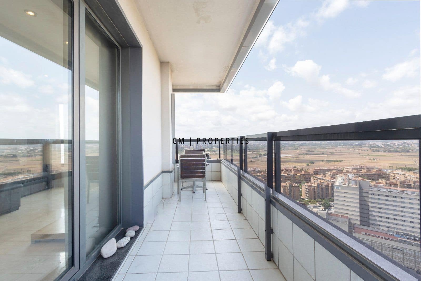 2 bedroom Flat for rent in Valencia city with pool garage - € 2,000 (Ref: 10009471)