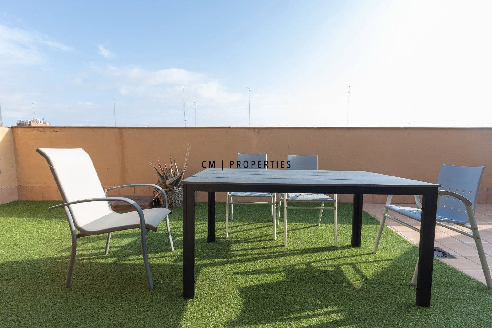 2 bedroom Penthouse for rent in Valencia city with pool garage - € 1,950 (Ref: 10009472)