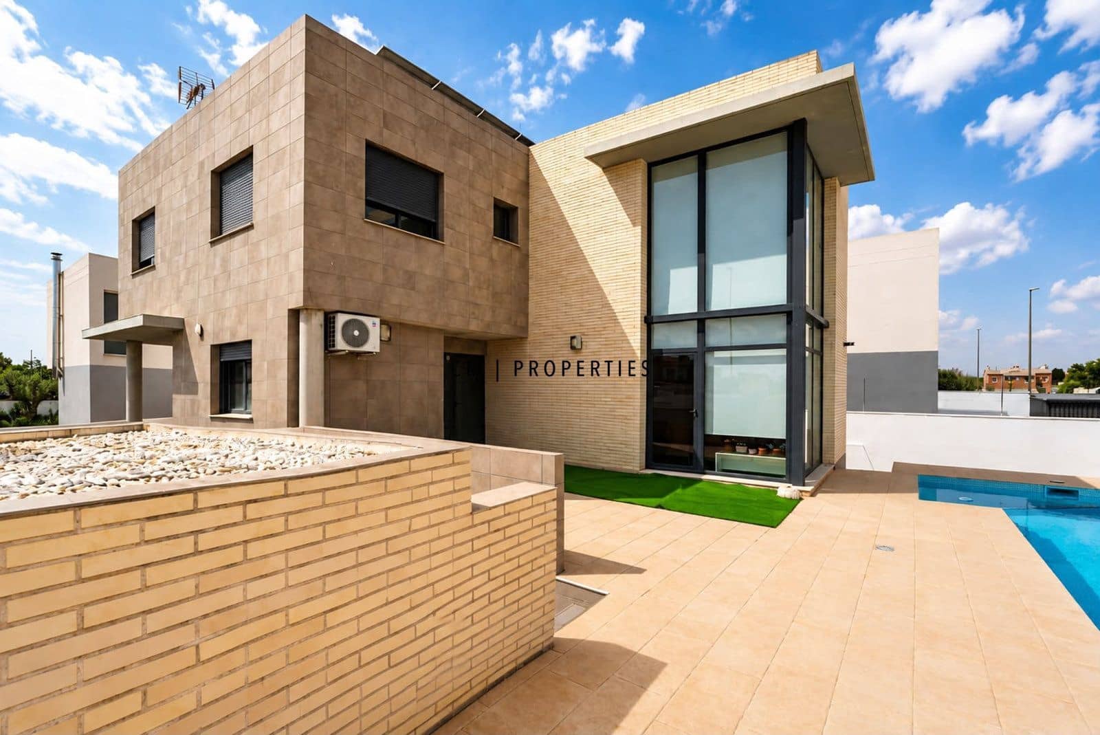 4 bedroom Villa for sale in La Pobla de Vallbona with pool garage - € 595,000 (Ref: 10029736)