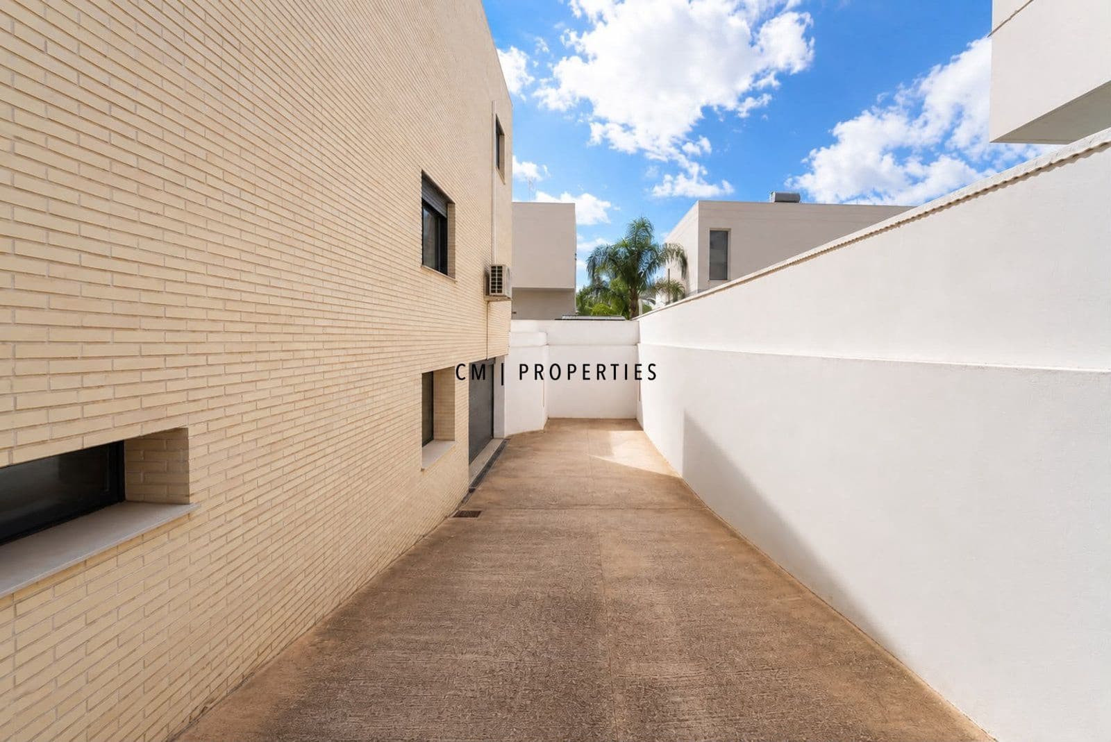 4 bedroom Villa for sale in La Pobla de Vallbona with pool garage - € 595,000 (Ref: 10029736)