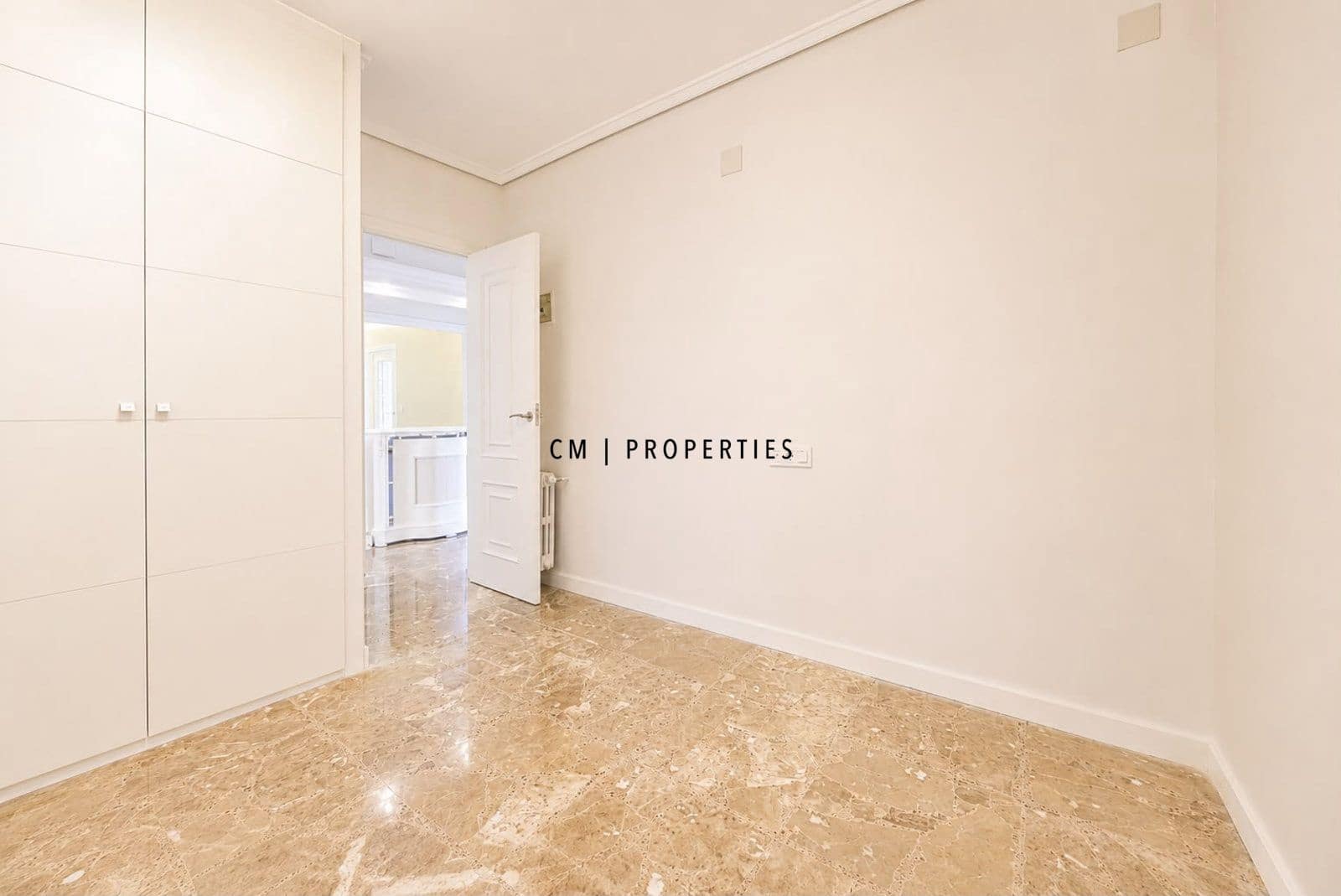 Piso de 3 habitaciones en València ciudad en alquiler con garaje - 1.900 € (Ref: 10033069)