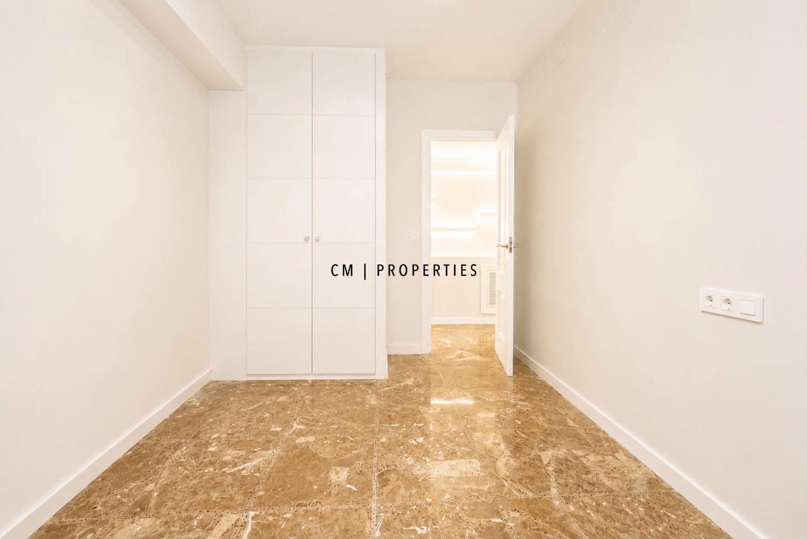 Piso de 3 habitaciones en València ciudad en alquiler con garaje - 1.900 € (Ref: 10033069)