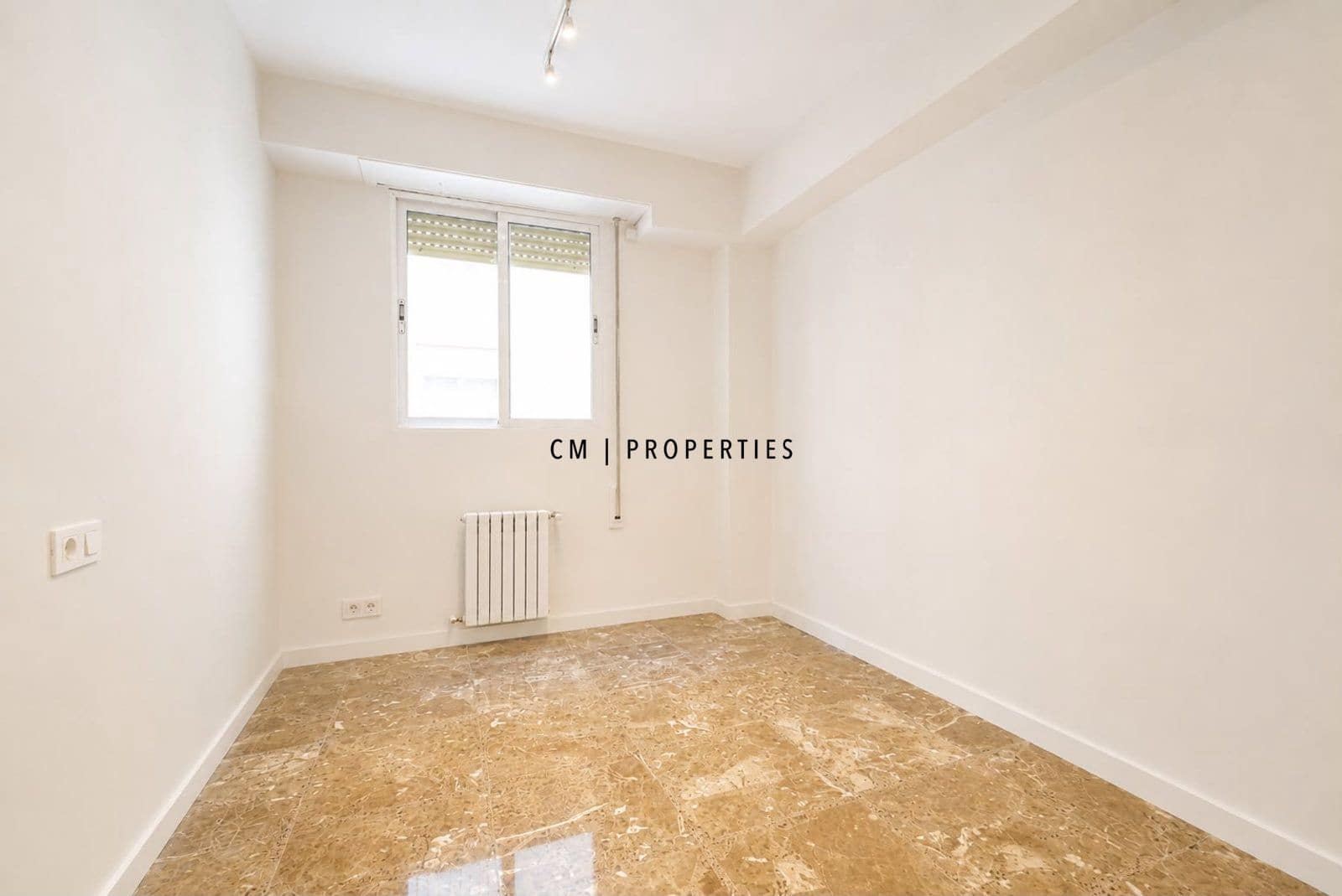 Piso de 3 habitaciones en València ciudad en alquiler con garaje - 1.900 € (Ref: 10033069)