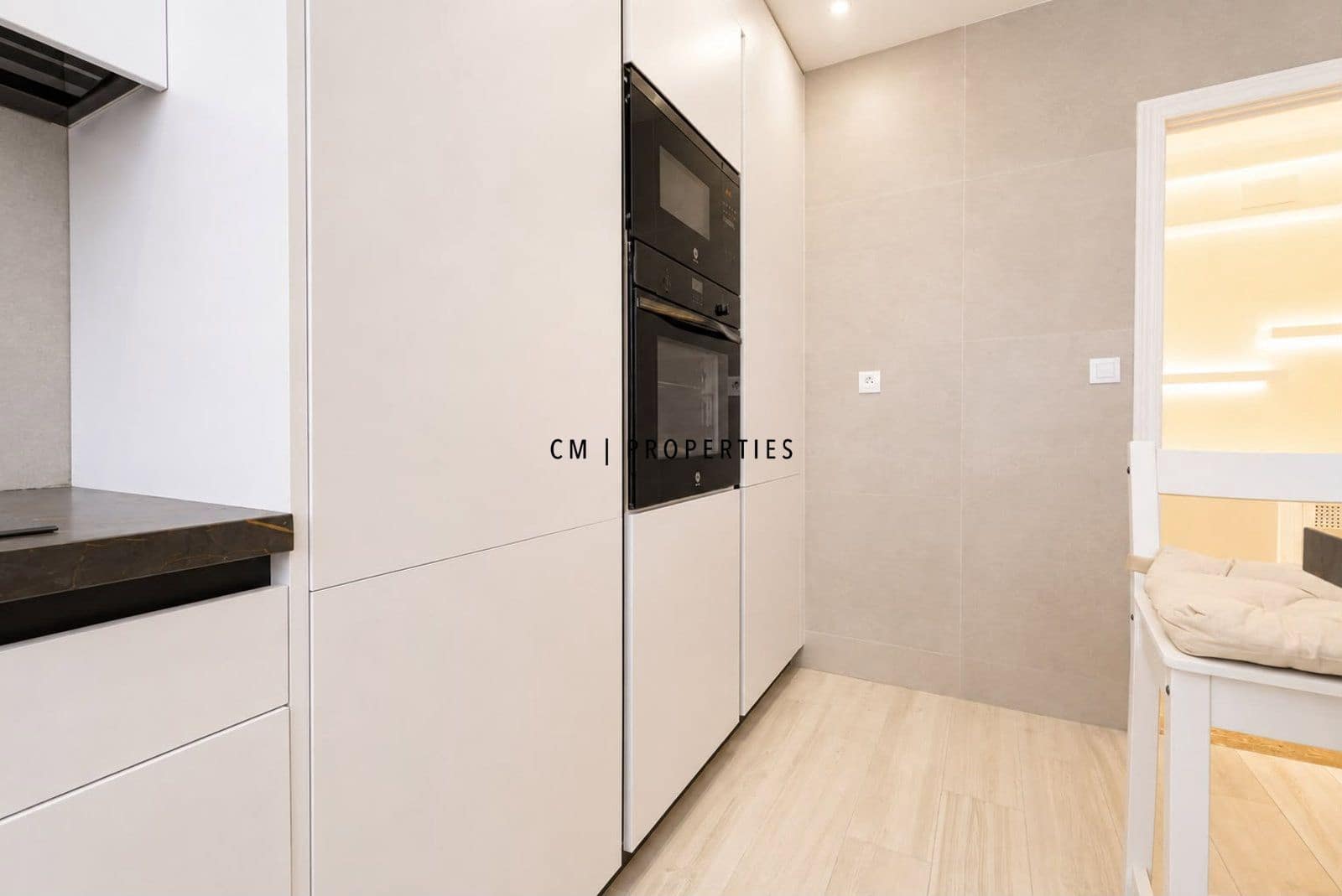 Piso de 3 habitaciones en València ciudad en alquiler con garaje - 1.900 € (Ref: 10033069)