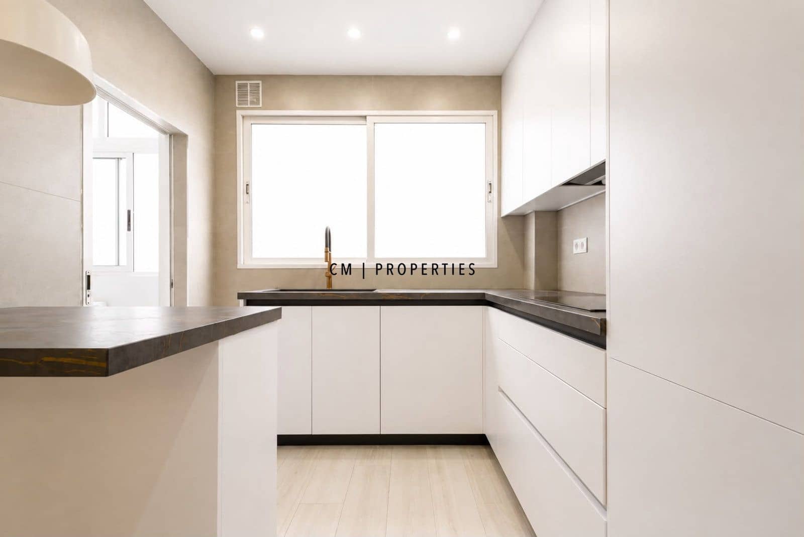 Piso de 3 habitaciones en València ciudad en alquiler con garaje - 1.900 € (Ref: 10033069)