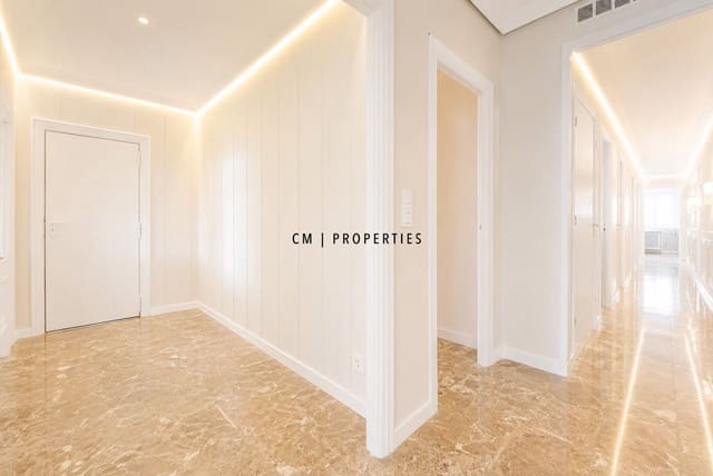 Piso de 3 habitaciones en València ciudad en alquiler con garaje - 1.900 € (Ref: 10033069)