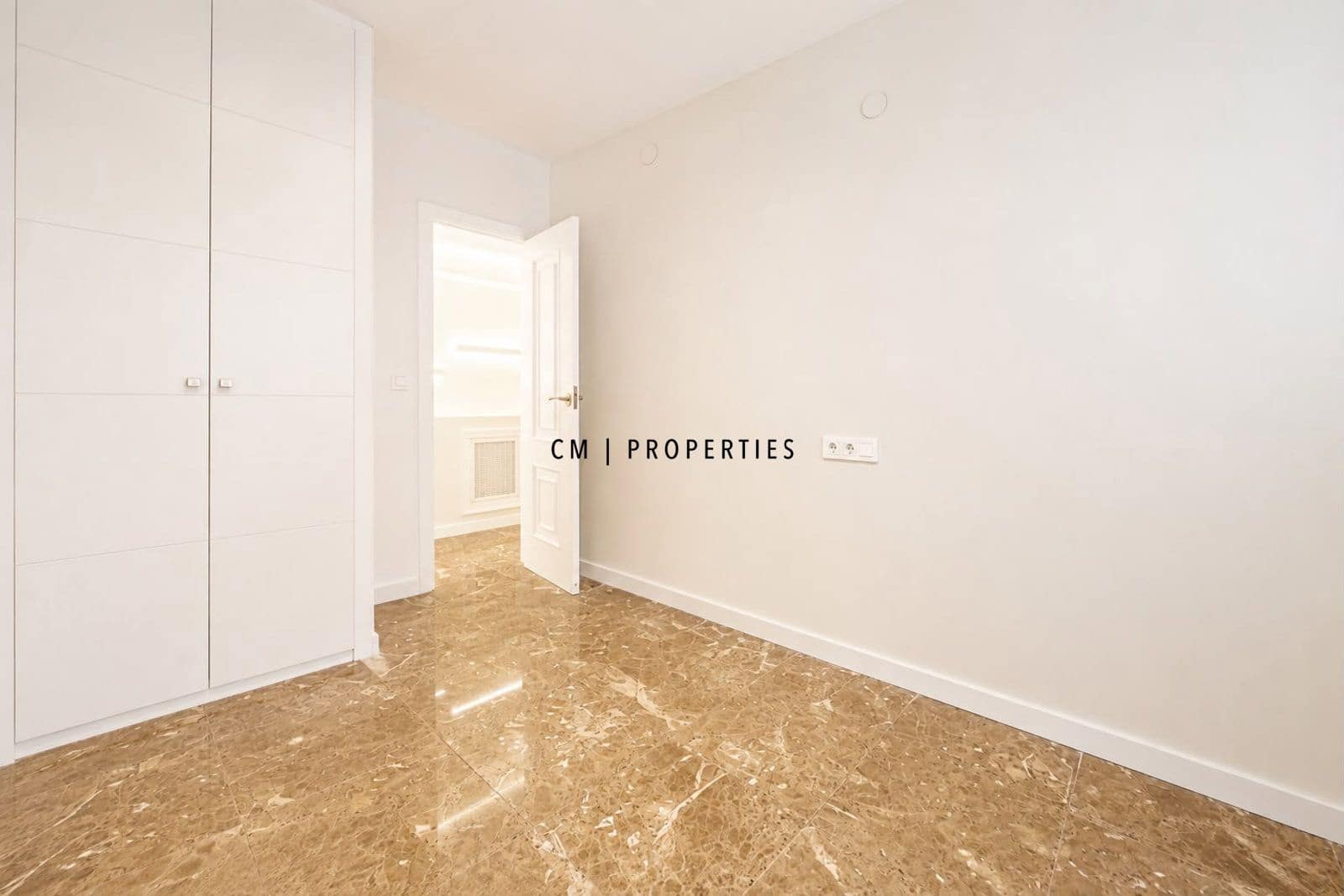 Piso de 3 habitaciones en València ciudad en alquiler con garaje - 1.900 € (Ref: 10033069)