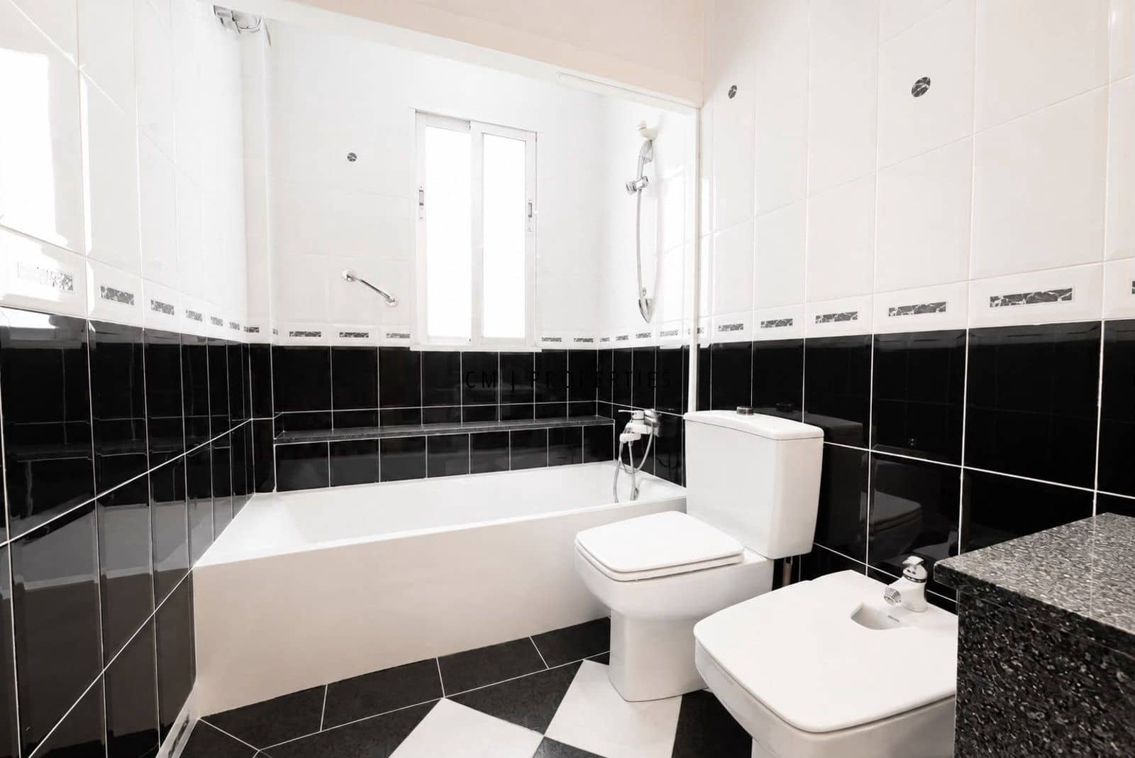 Piso de 3 habitaciones en València ciudad en alquiler con garaje - 1.900 € (Ref: 10033069)