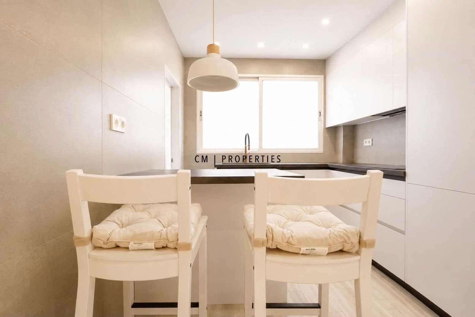Piso de 3 habitaciones en València ciudad en alquiler con garaje - 1.900 € (Ref: 10033069)