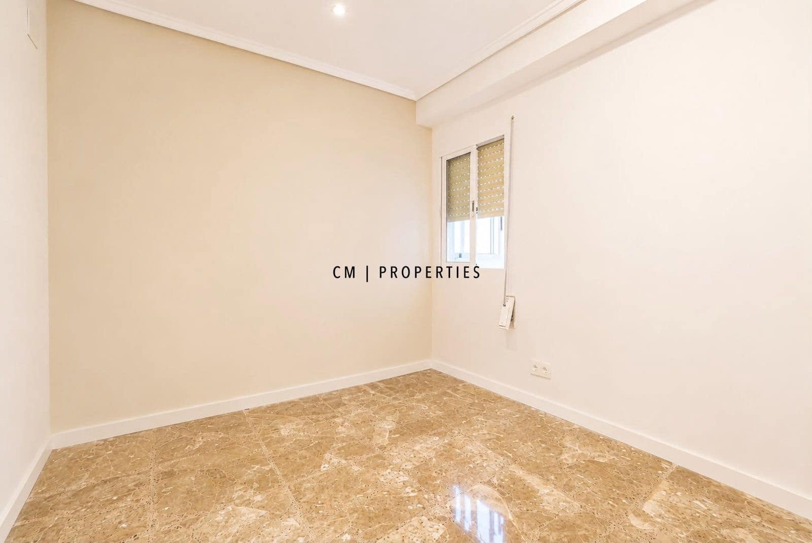 Piso de 3 habitaciones en València ciudad en alquiler con garaje - 1.900 € (Ref: 10033069)