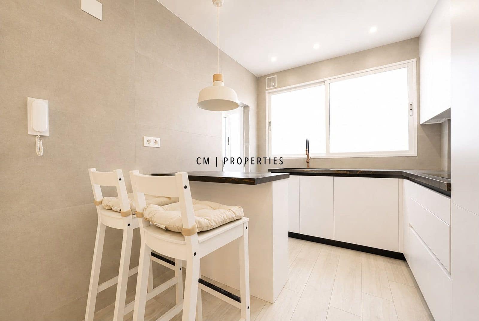 Piso de 3 habitaciones en València ciudad en alquiler con garaje - 1.900 € (Ref: 10033069)