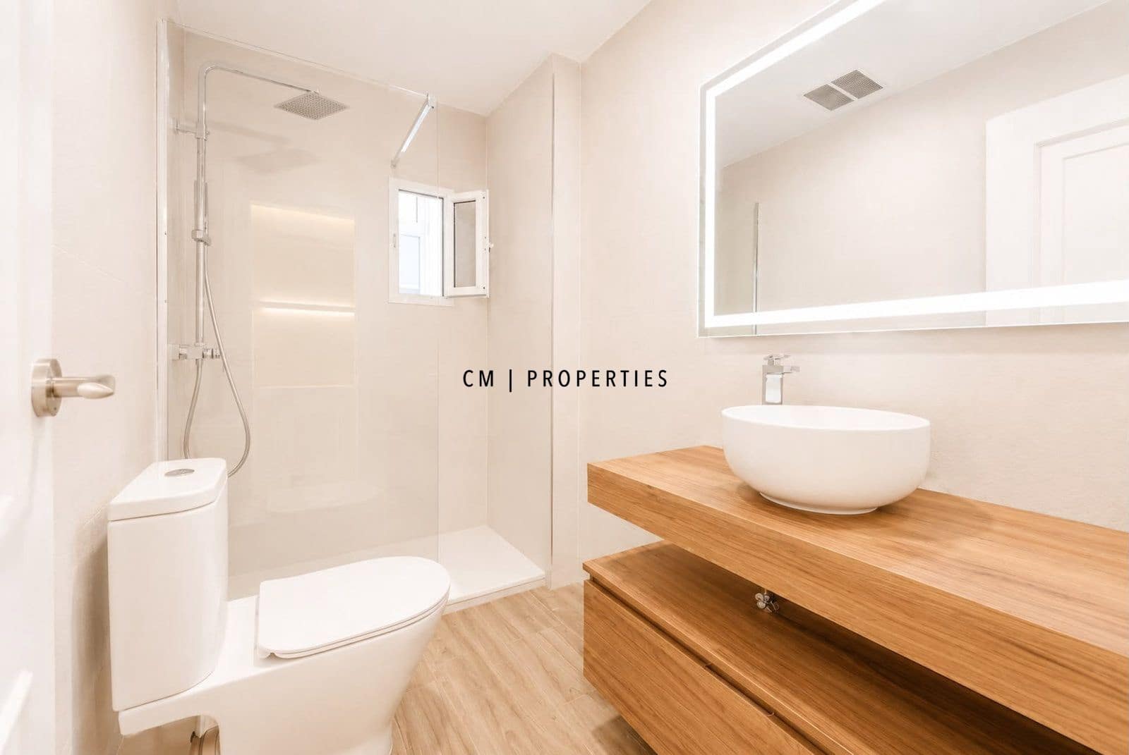 Piso de 3 habitaciones en València ciudad en alquiler con garaje - 1.900 € (Ref: 10033069)