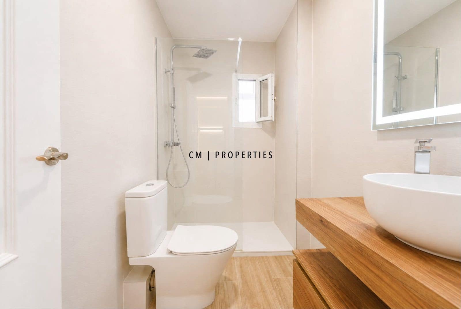 Piso de 3 habitaciones en València ciudad en alquiler con garaje - 1.900 € (Ref: 10033069)