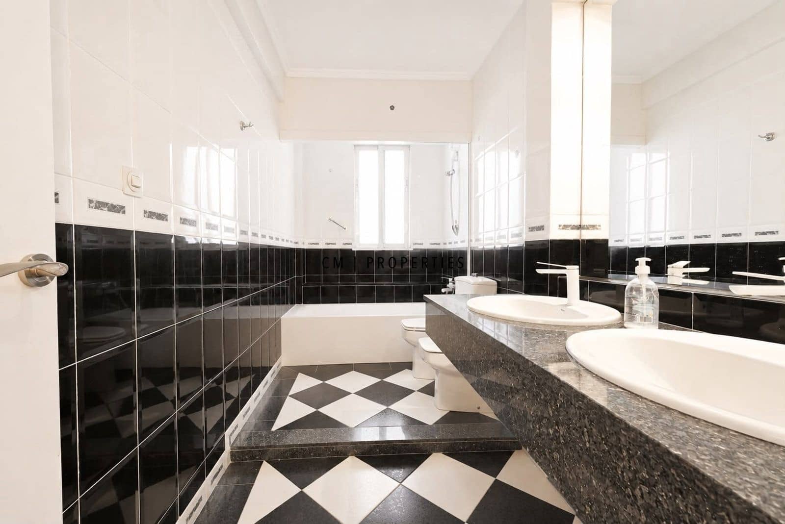 Piso de 3 habitaciones en València ciudad en alquiler con garaje - 1.900 € (Ref: 10033069)