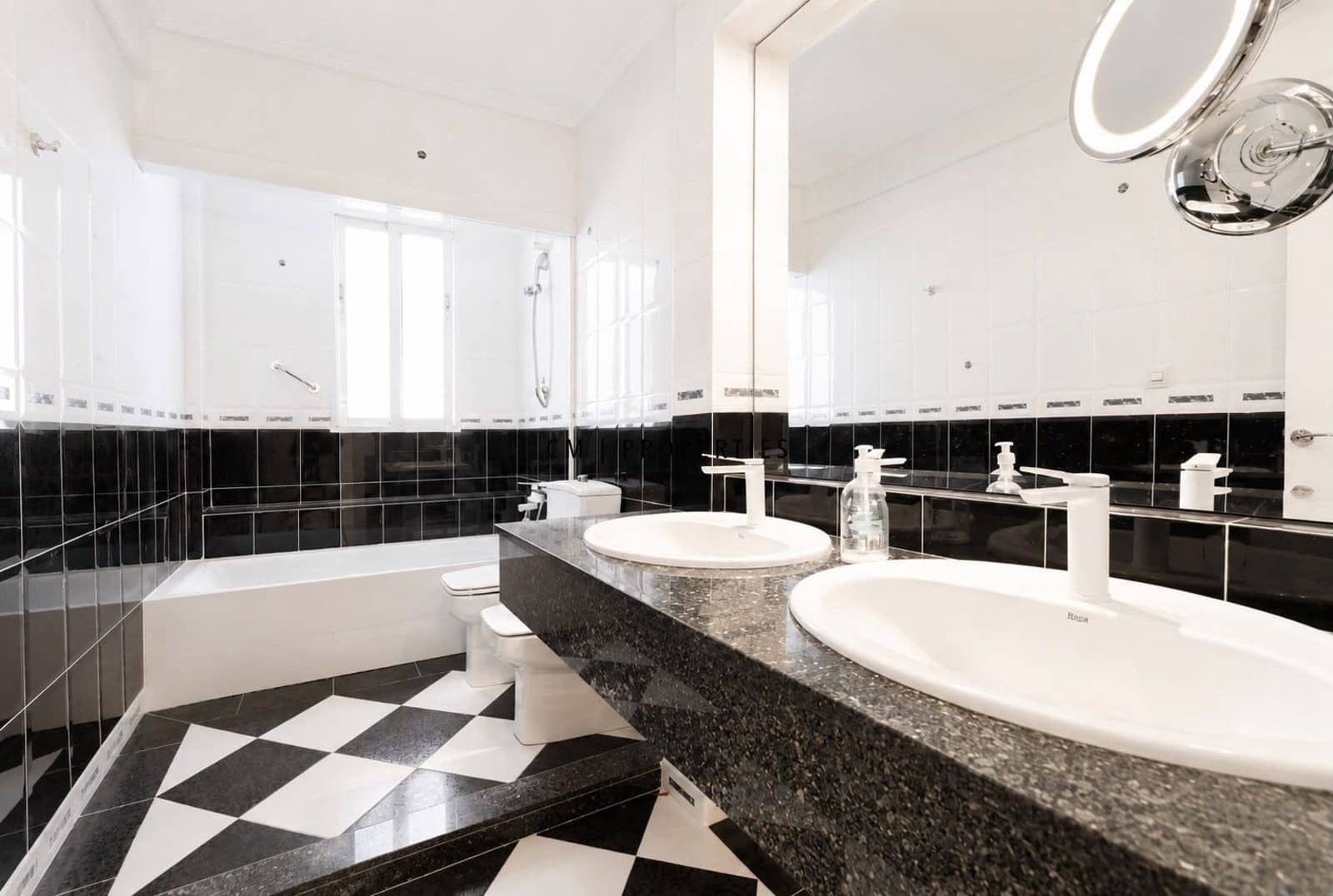 Piso de 3 habitaciones en València ciudad en alquiler con garaje - 1.900 € (Ref: 10033069)
