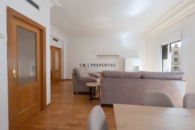 3 sovrum Lägenhet att hyra i Ciutat Vella, Valencia stad - 1 800 € (Ref: 10051878)