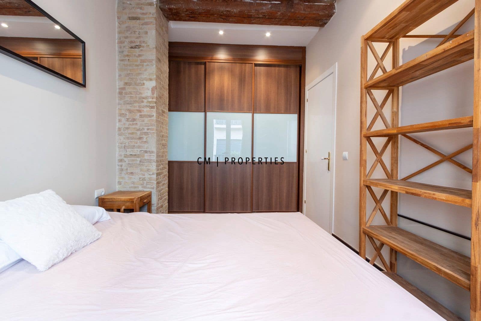 2 bedroom Flat for rent in Valencia city with garage - € 1,900 (Ref: 10051987)