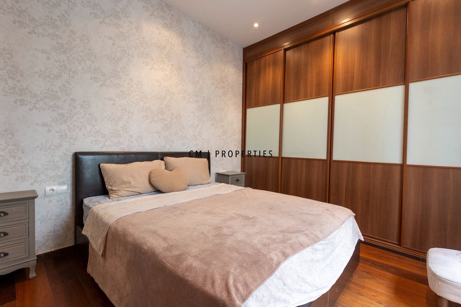 2 bedroom Flat for rent in Valencia city with garage - € 1,900 (Ref: 10051987)