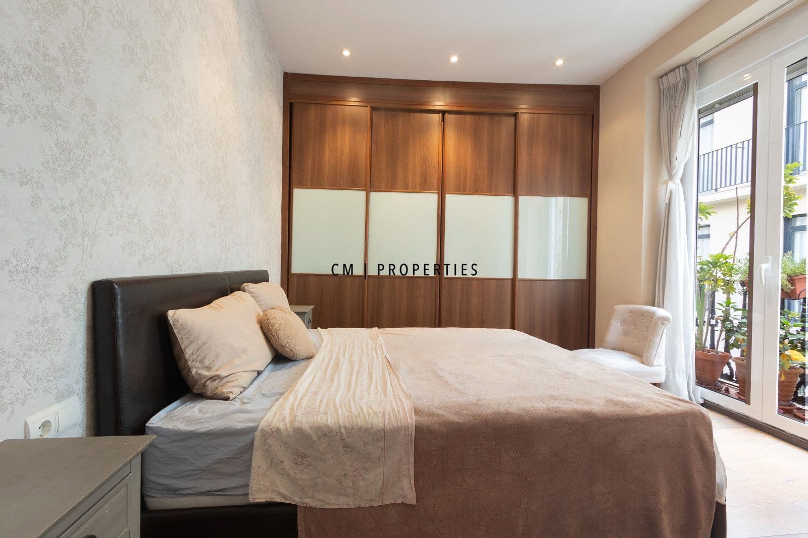 2 bedroom Flat for rent in Valencia city with garage - € 1,900 (Ref: 10051987)